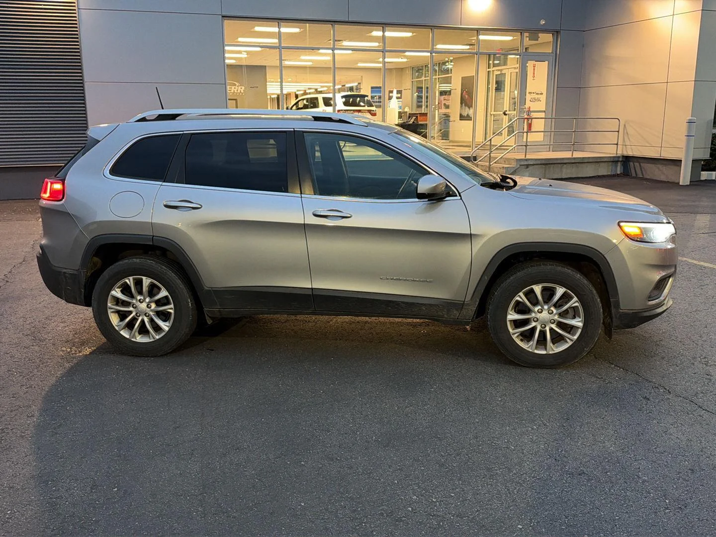 Used 2019 Billet Silver Metallic Clearcoat Jeep Latitude image 10