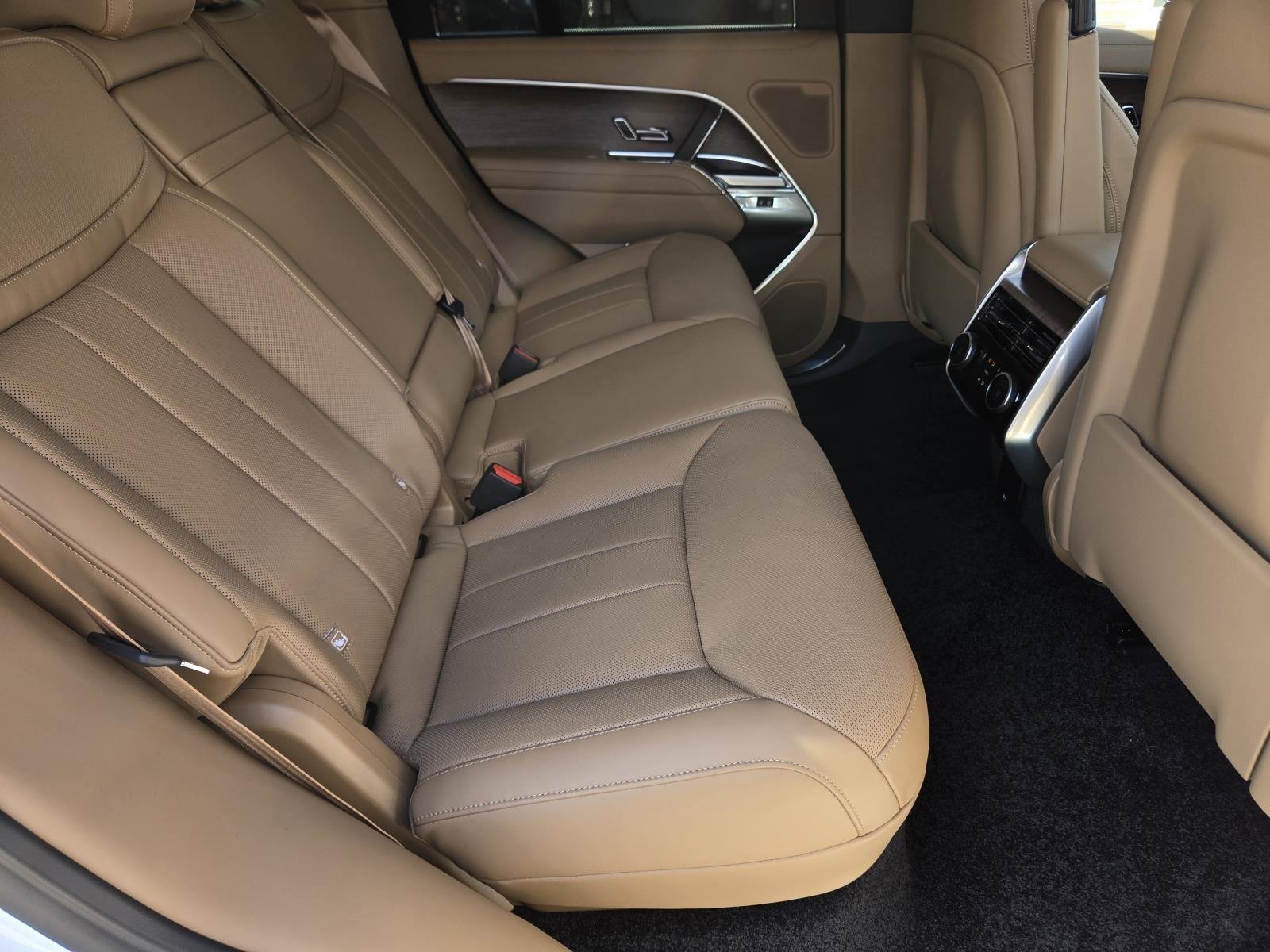 New 2025 Fuji White Land Rover SE image 36