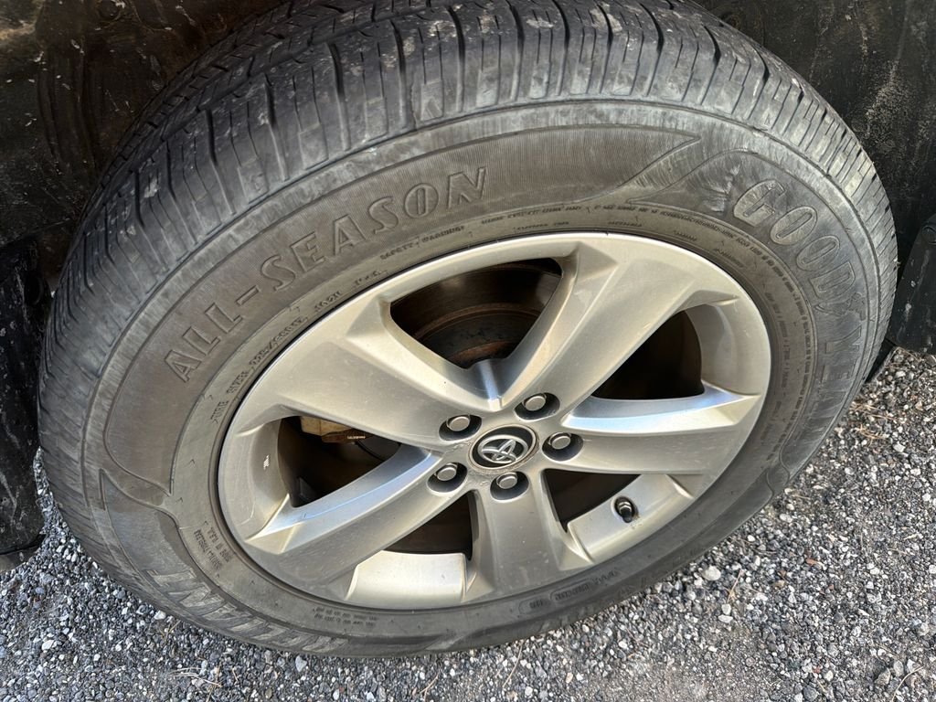 Used 2015 Silver Toyota XLE image 15