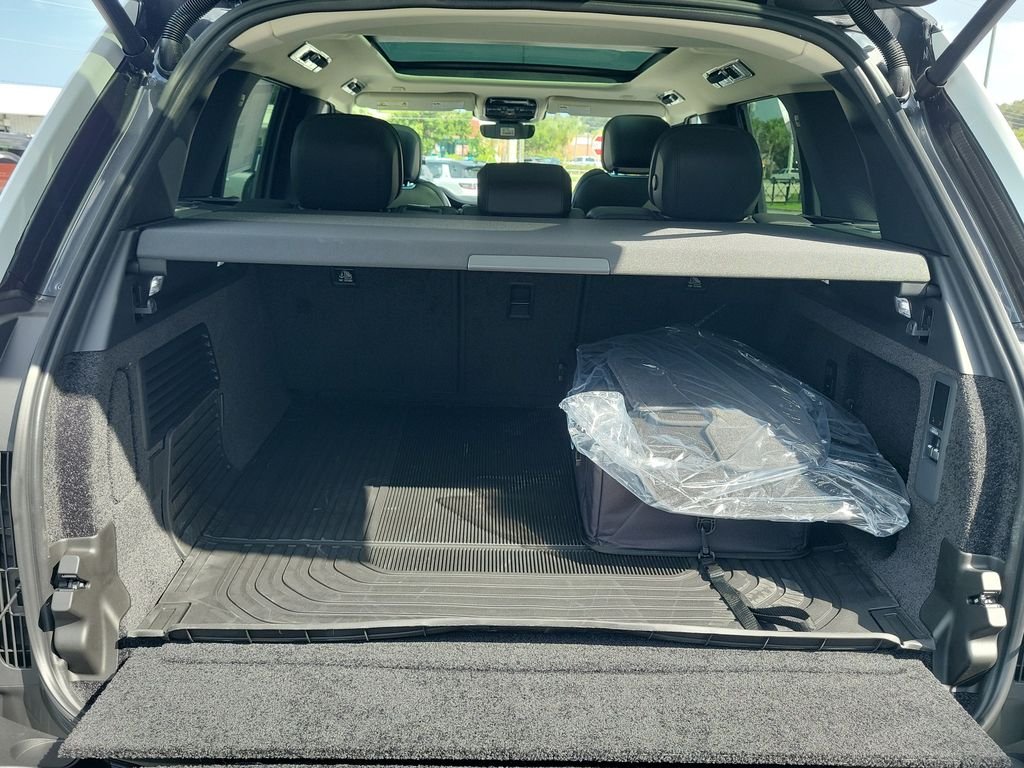 New 2026 Carpathian Grey Land Rover SE image 11