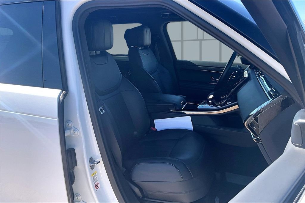 Used 2023 White Land Rover SE Dynamic image 7