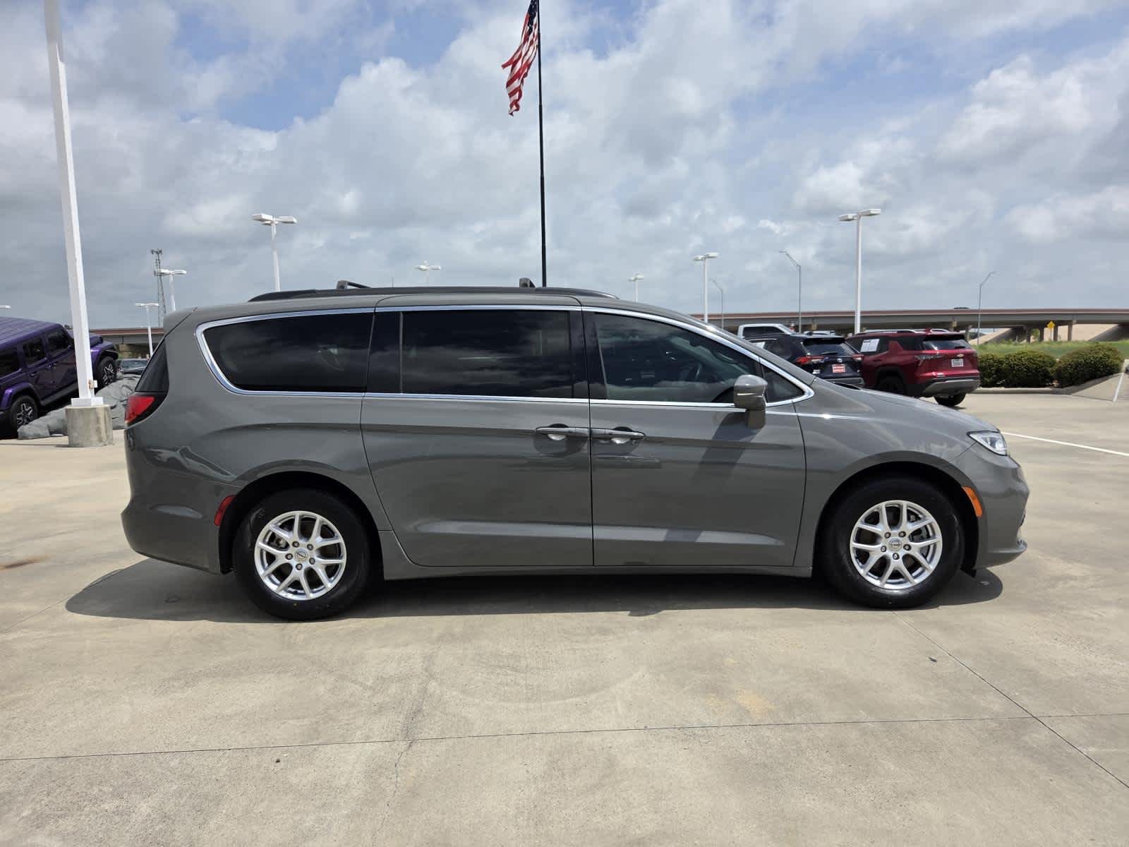 Used 2022 Ceramic Gray Clearcoat Chrysler Touring L image 6