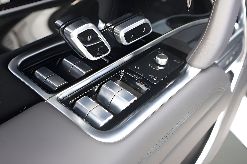 New 2026 Fuji White Land Rover SE image 10