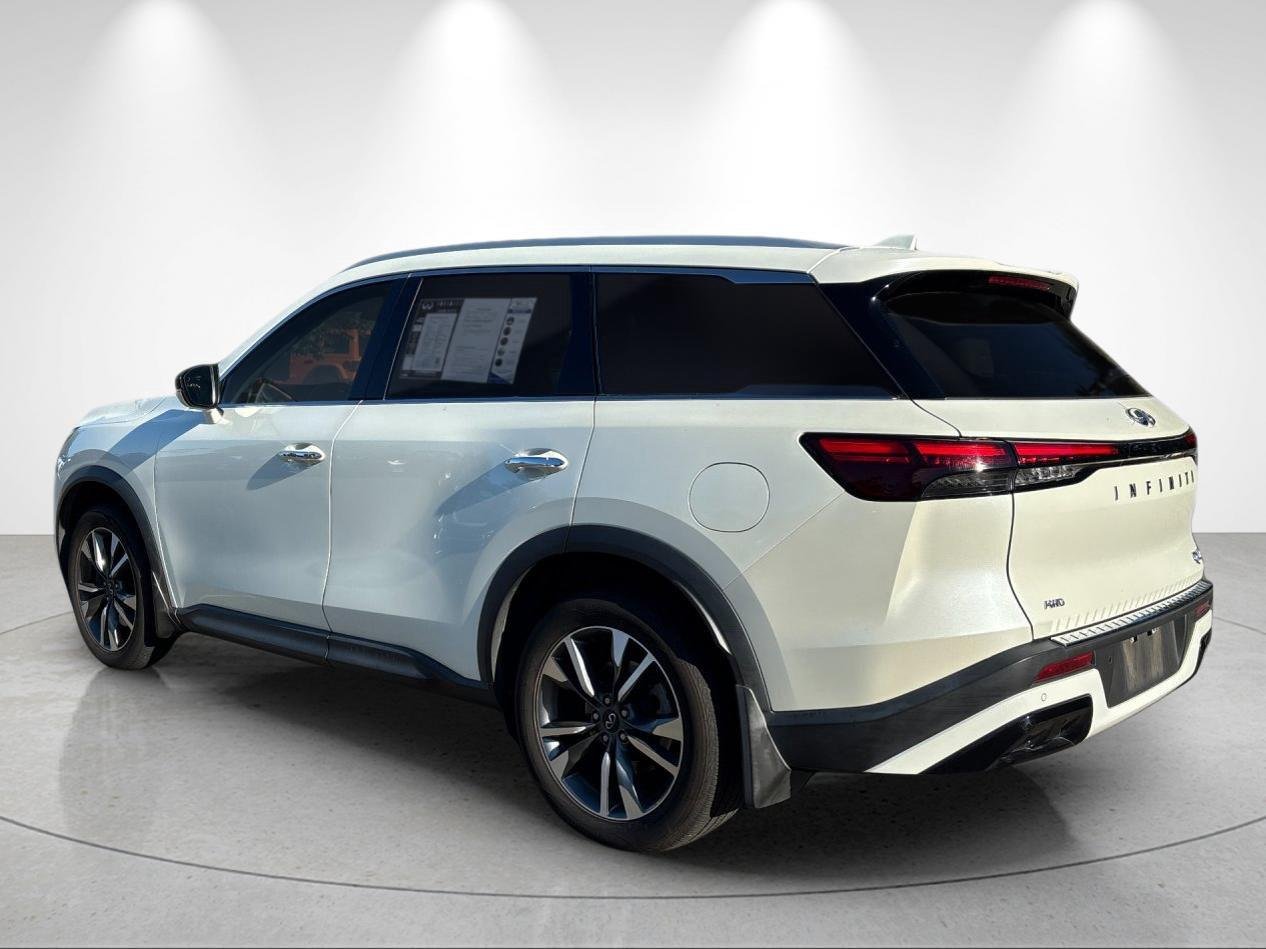 Used 2023 Majestic White INFINITI LUXE image 3