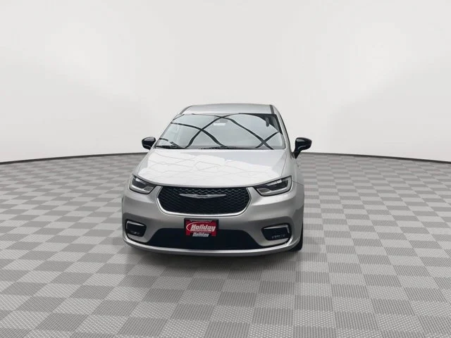 Used 2024 Silver Mist Clearcoat Chrysler Hybrid Select image 35