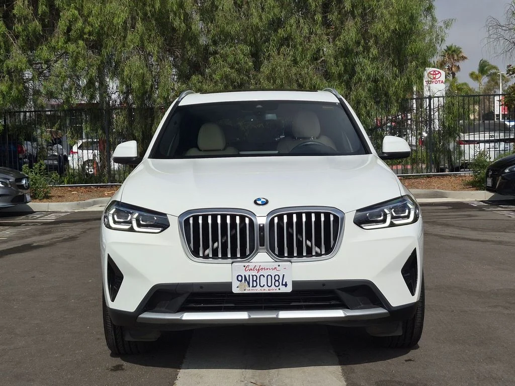 Used 2024 White BMW sDrive30i image 4