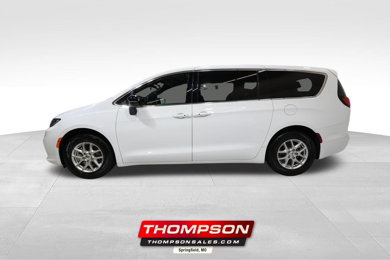 2025 Chrysler Pacifica Select