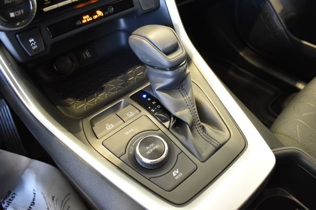 2025 Toyota RAV4 XLE - Photo 22