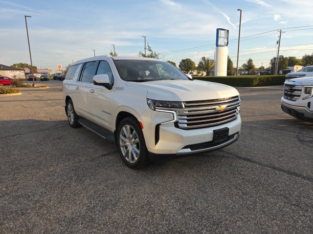 Used 2023 Beige Chevrolet High Country image 3