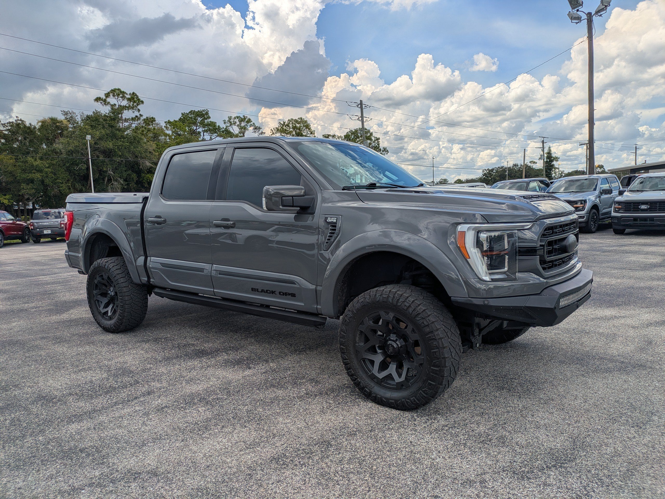 Used 2021  Ford LARIAT image 2