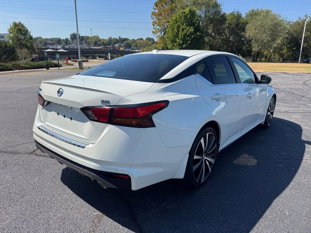 Used 2021 Qab/ White Tricoat Nissan 2.5 SR image 8