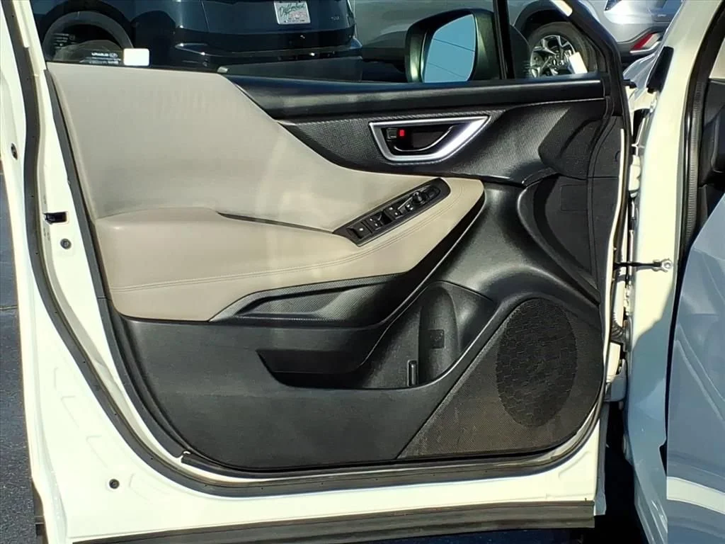 Used 2023 White Subaru  image 6