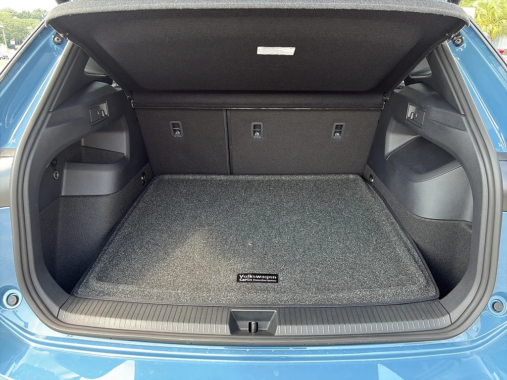New 2026 Monterey Blue w/ Deep Black Roof Volkswagen SE R-Line Black FWD image 19