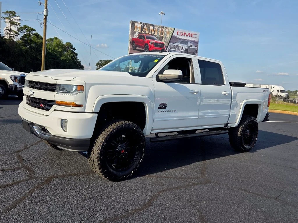 Used 2018 SUMMIT WHITE Chevrolet LT image 3