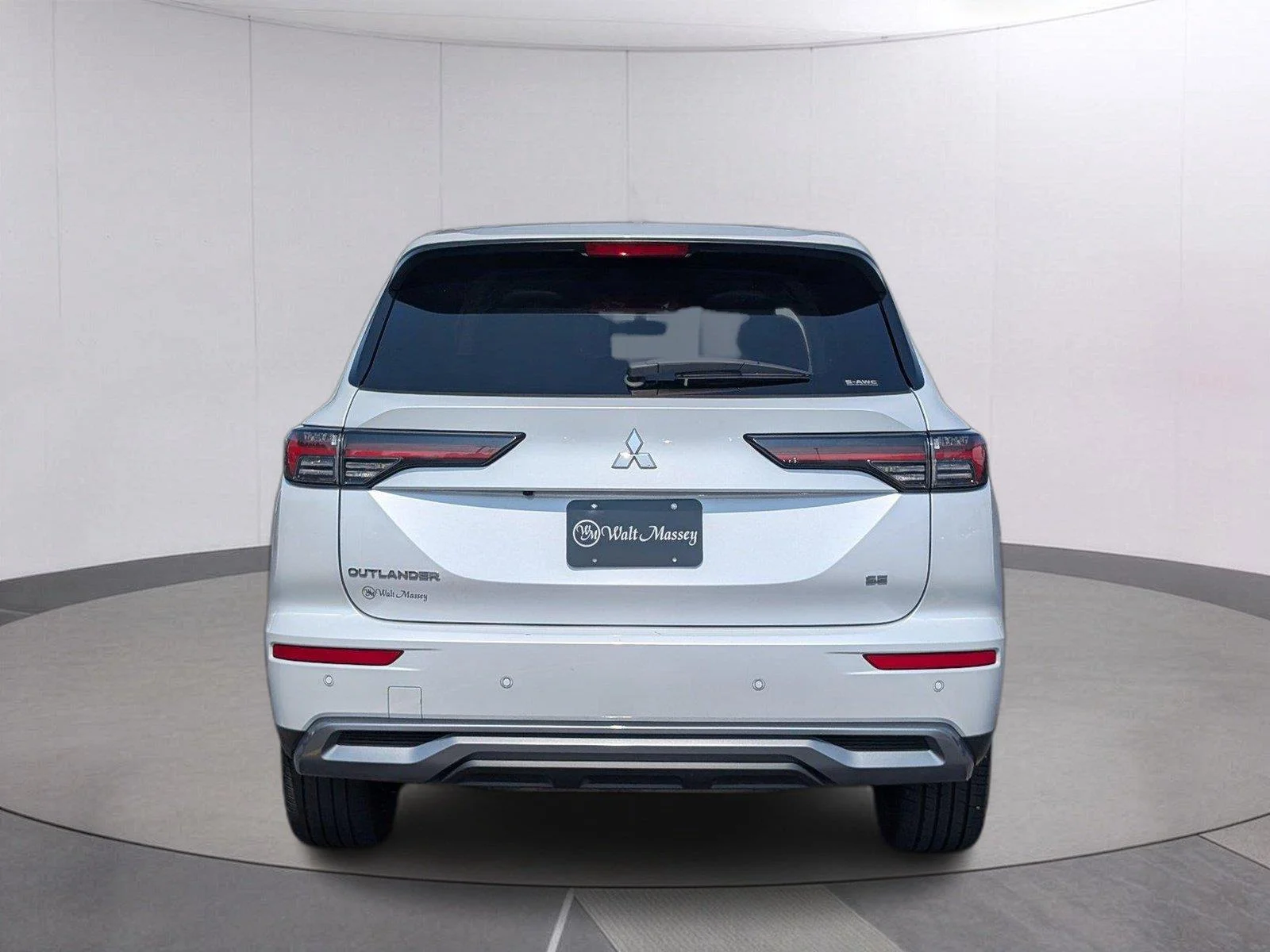 Used 2025 White Diamond Mitsubishi SE image 4