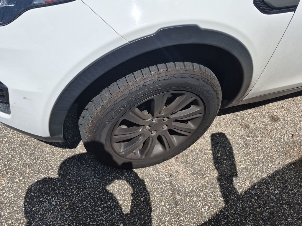 Used 2019  Land Rover SE image 6