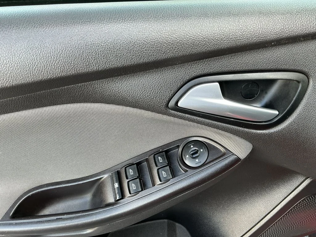 Used 2013 Red Ford SE image 10