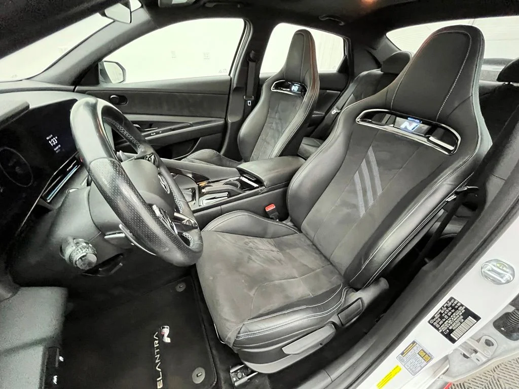 Used 2022 White Hyundai Base image 18