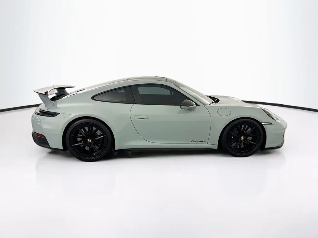 Used 2025  Porsche Carrera 4 GTS image 4