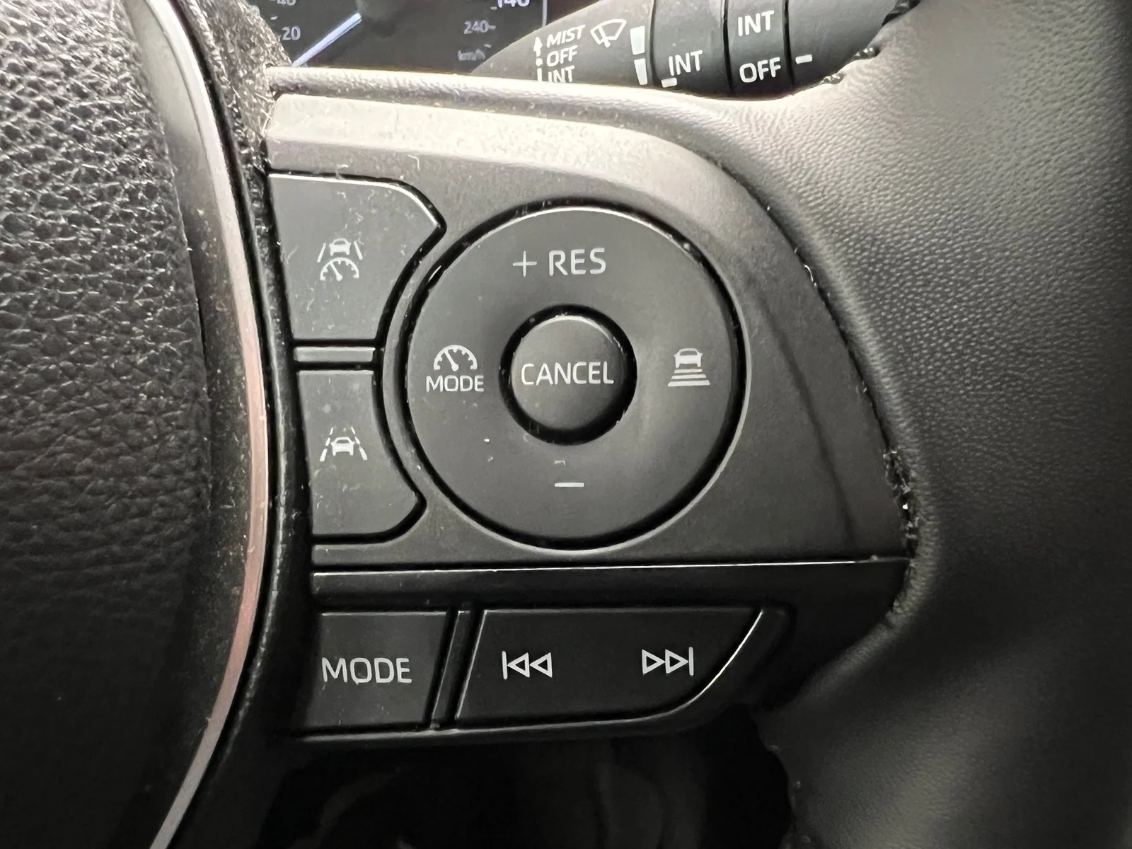 Used 2025 Ice Cap (040) Toyota SE image 12