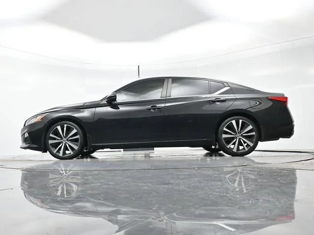 Used 2019 Super Black Nissan 2.5 SR image 12