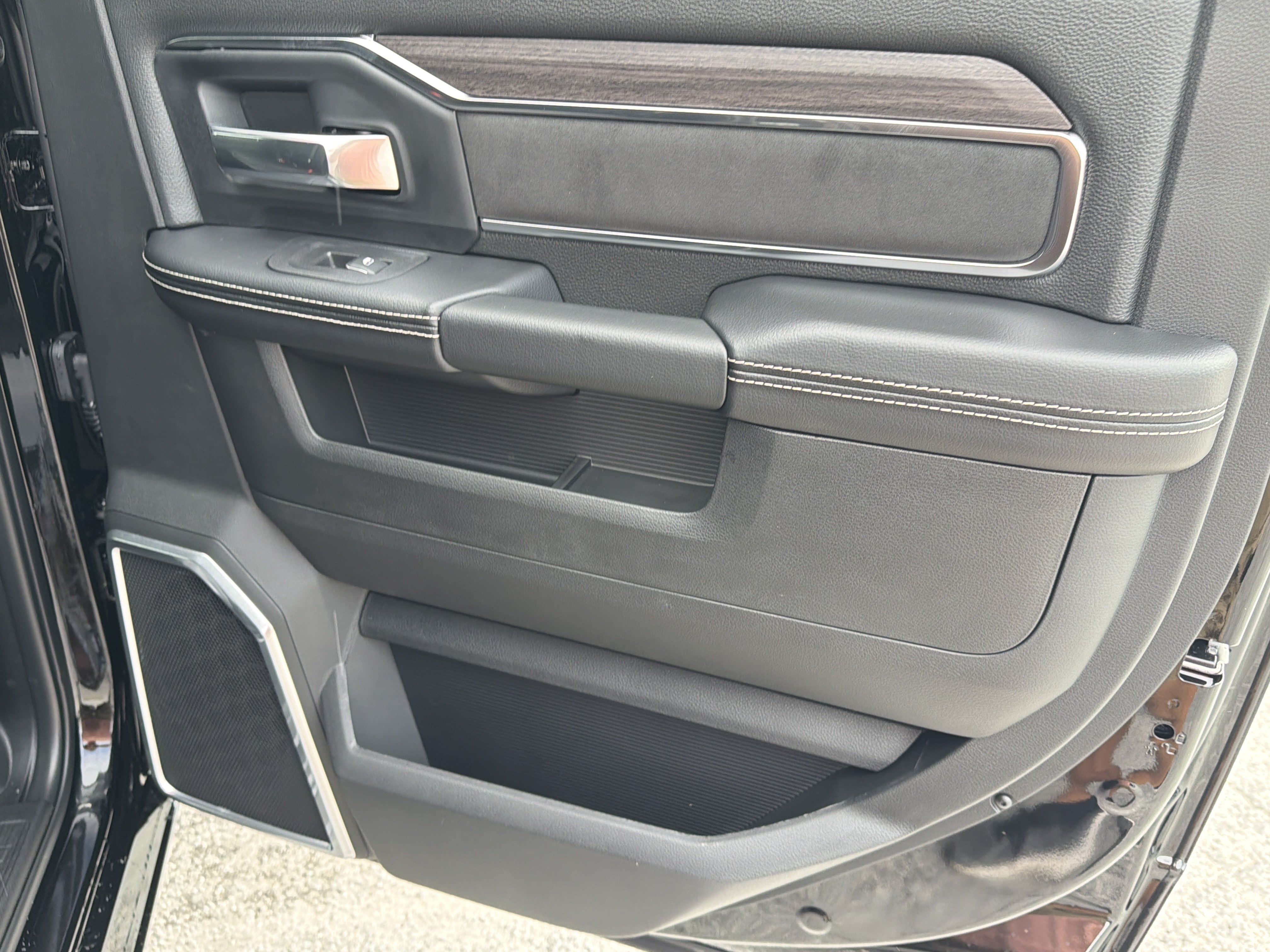 New 2026 Diamond Black Crystal Pearl-Coat Exterior Paint RAM Laramie image 17