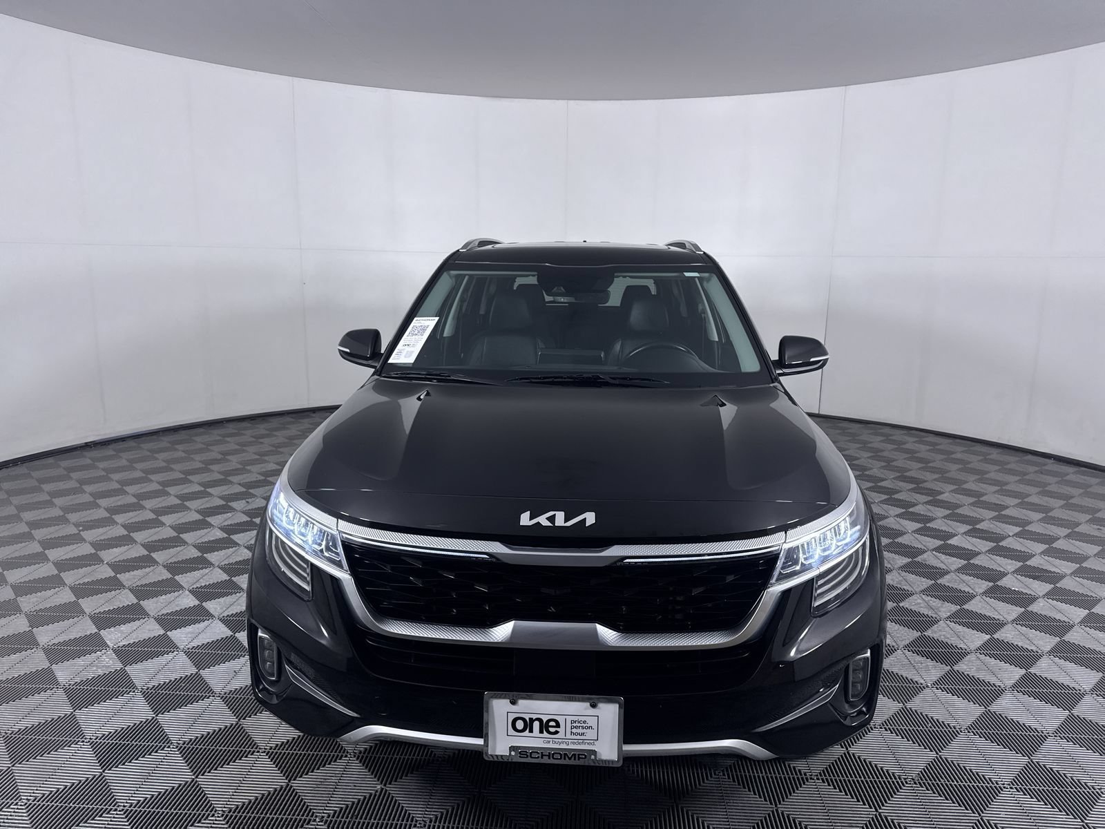 Used 2023 Cherry Black Kia SX image 29