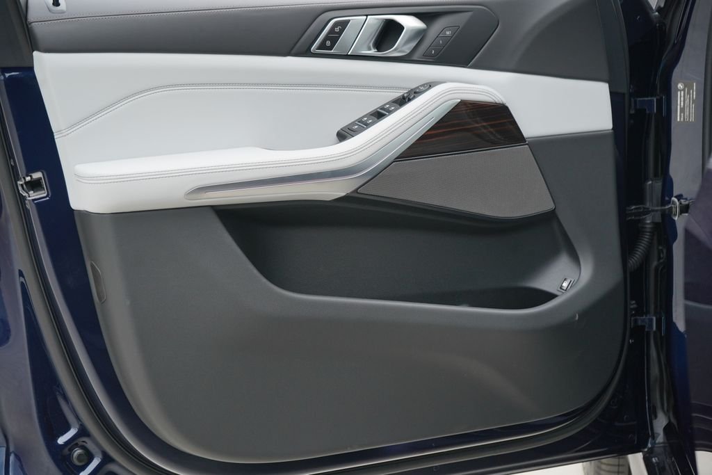 New 2026 Tanzanite Blue II Metallic BMW xDrive50e image 9