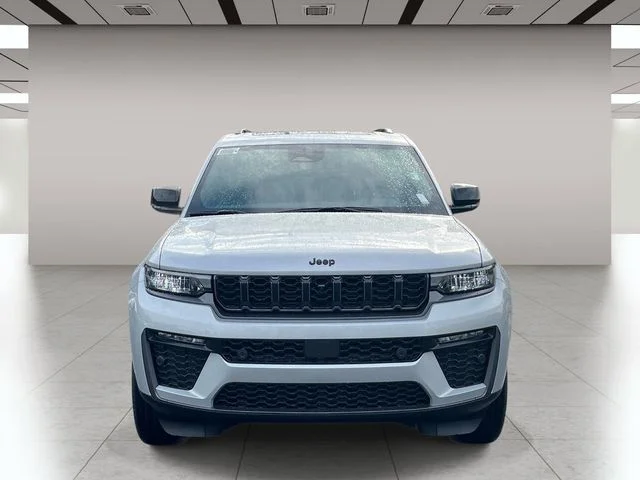New 2026 Silver Zynith Exterior Paint Jeep Limited image 8