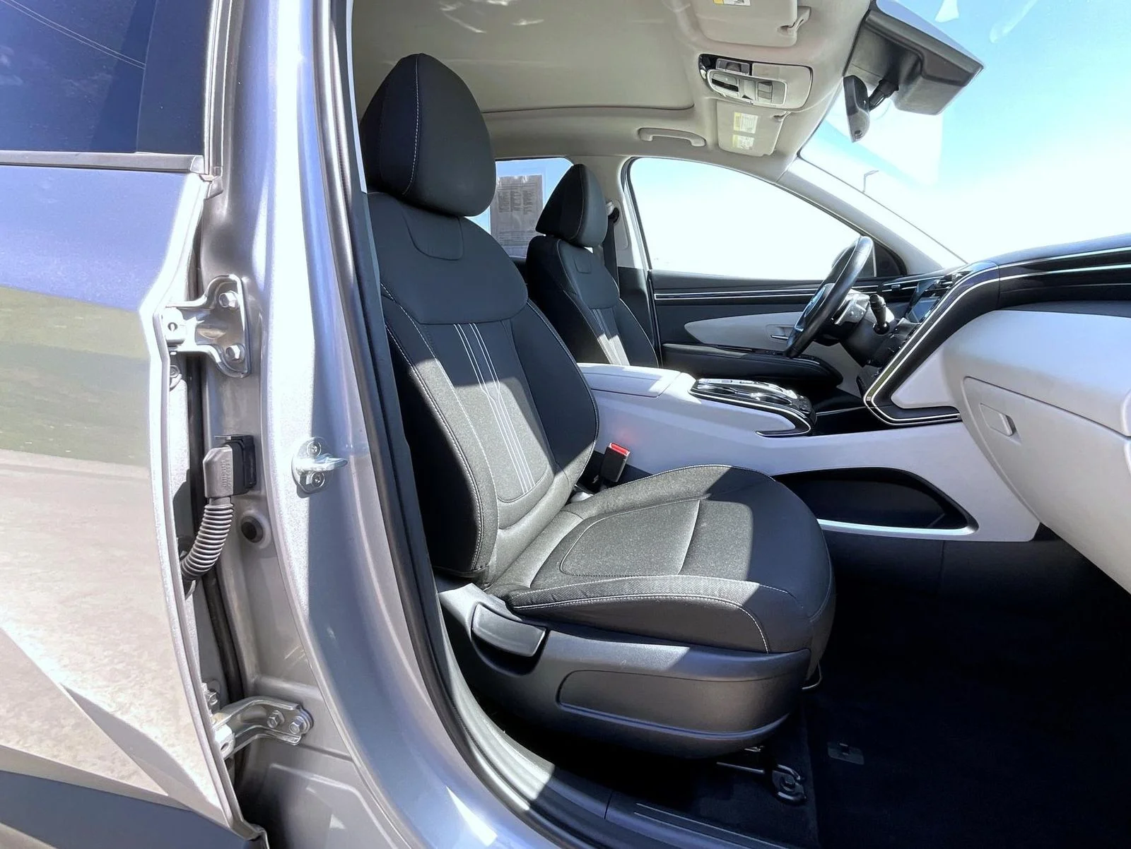 Used 2022 Silver Hyundai SEL Convenience image 16