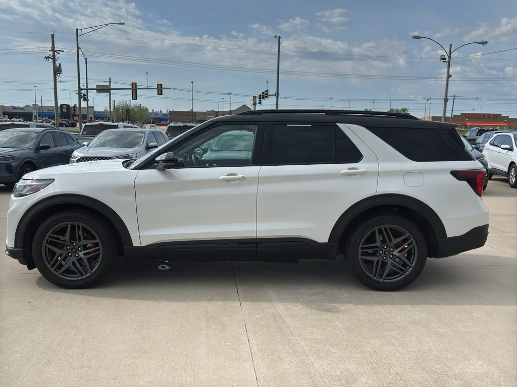 Used 2025 Star White Ford ST image 4