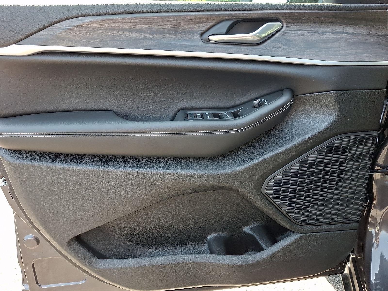 New 2026 Baltic Gray Metallic Clear-Coat Exterior Paint Jeep Laredo Altitude image 8