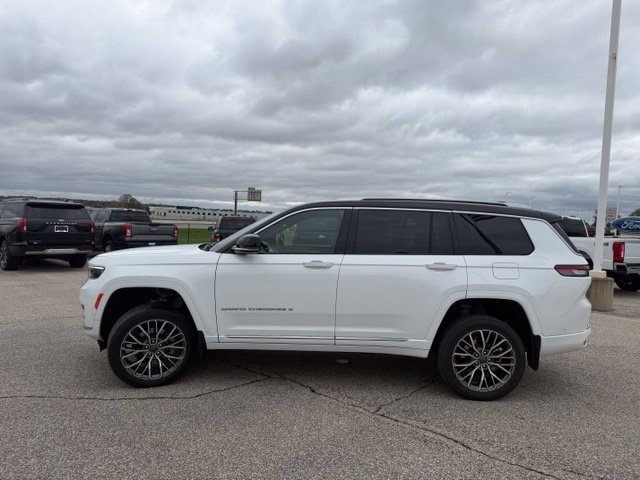 Used 2023 Bright White Clearcoat Jeep Summit Reserve image 4