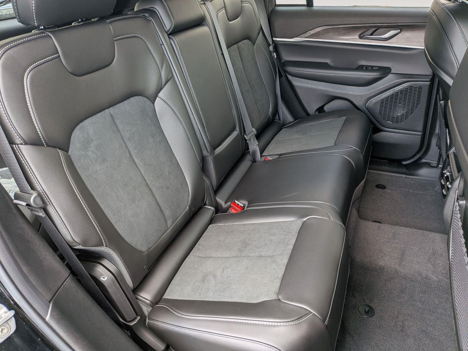 New 2026 Diamond Black Crystal Pearl-Coat Exterior Paint Jeep Laredo Altitude image 35