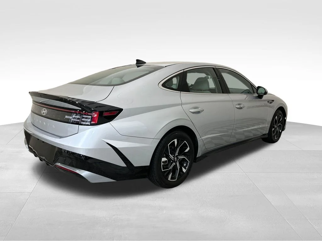 Used 2025 Silver Hyundai SEL image 5