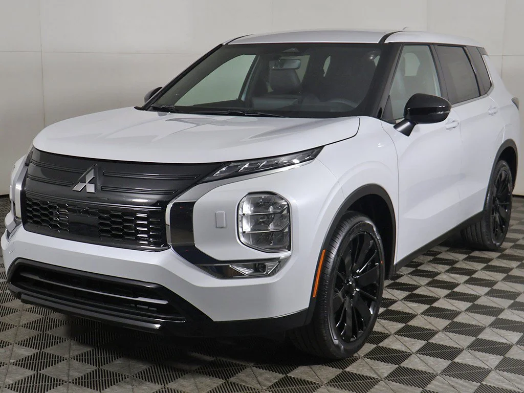 New 2027 White Mitsubishi LE image 8