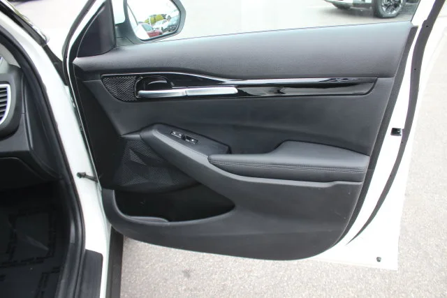 Used 2024 White Kia S image 32