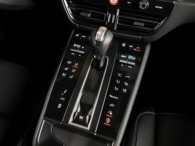 2025 Porsche Macan T - Photo 18