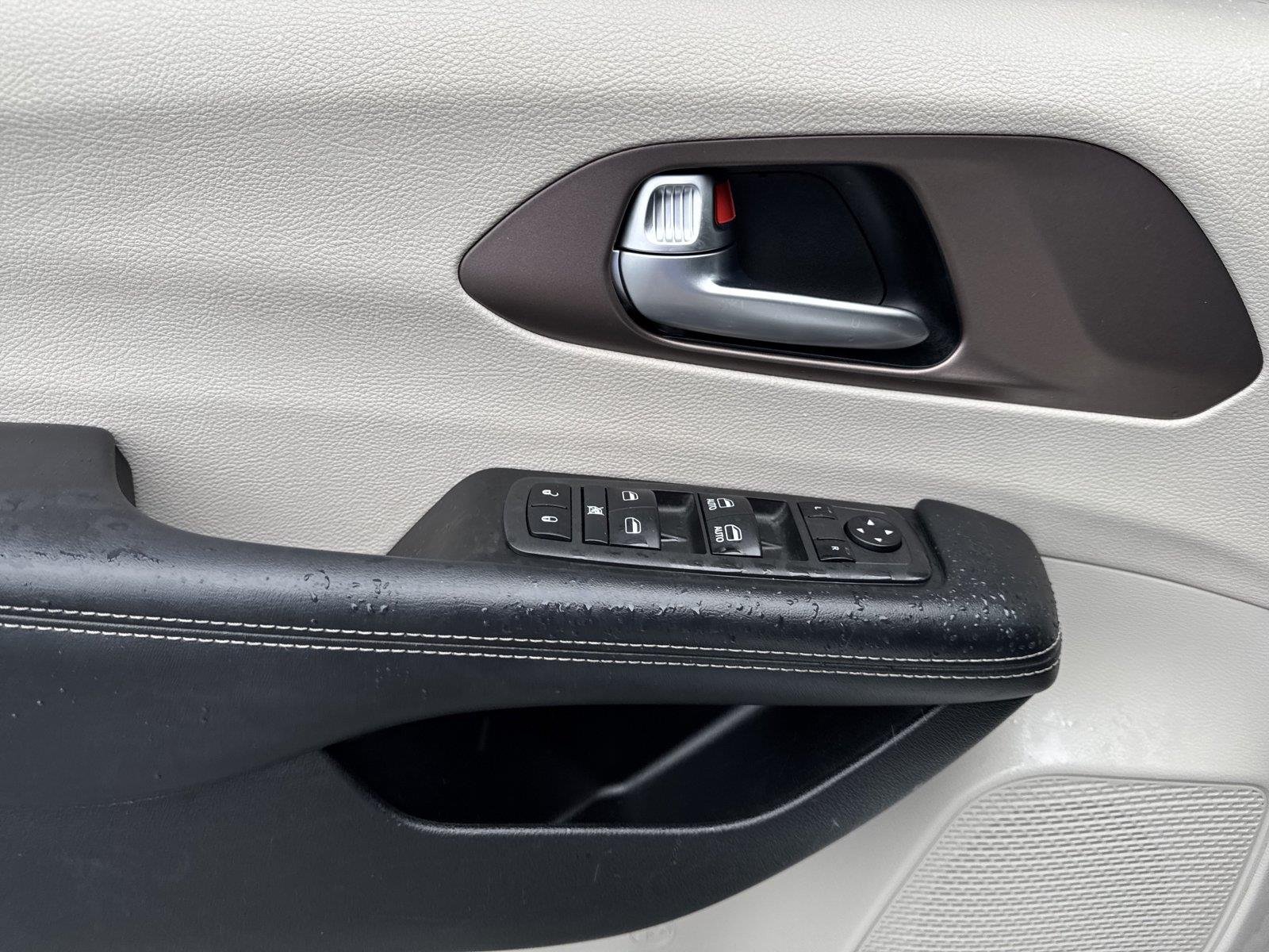 Used 2022 WHITE Chrysler LX image 17