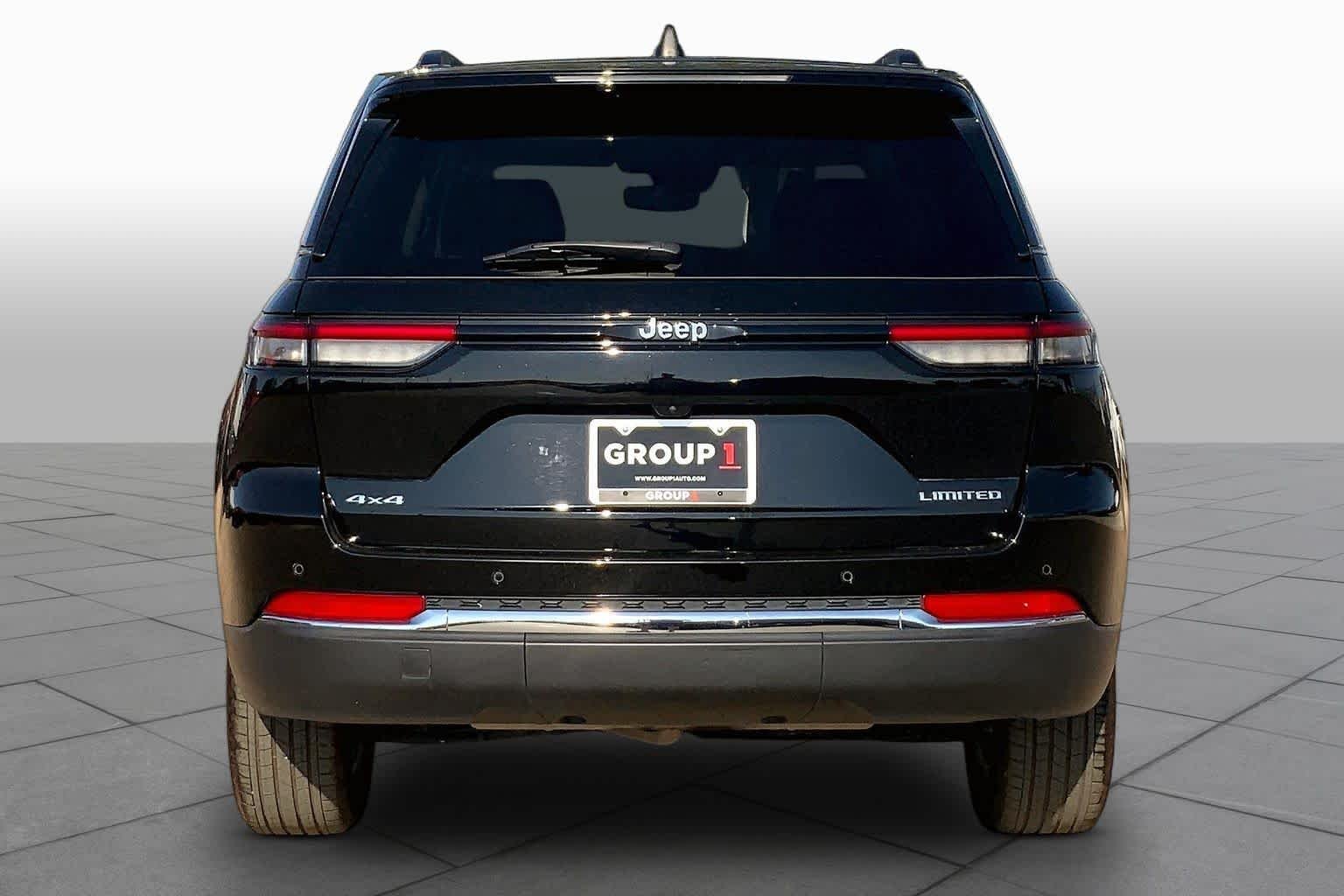 Used 2023 Diamond Black Crystal Pearlcoat Jeep Limited image 5