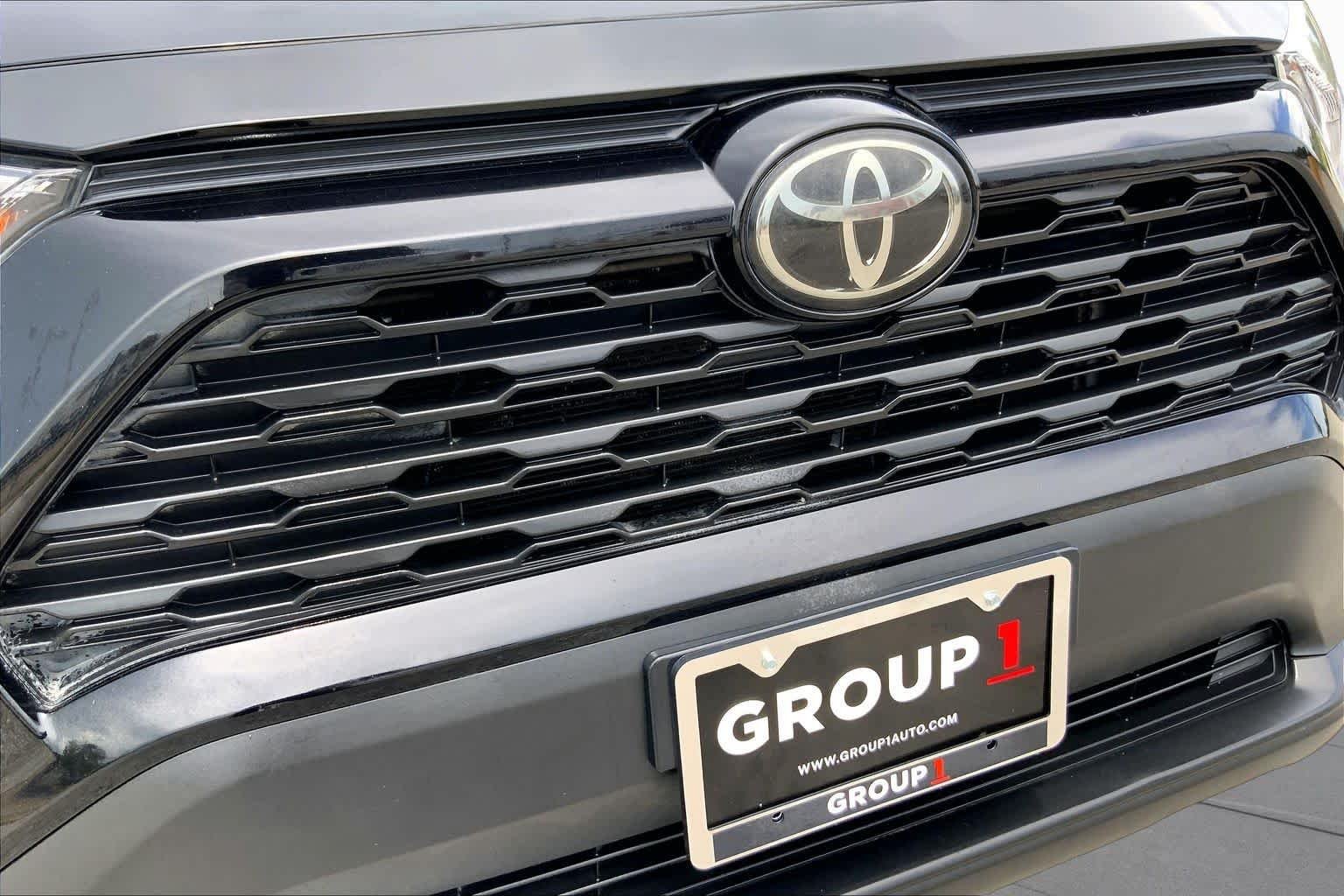 Used 2021 Midnight Black Metallic Toyota XLE Premium image 29