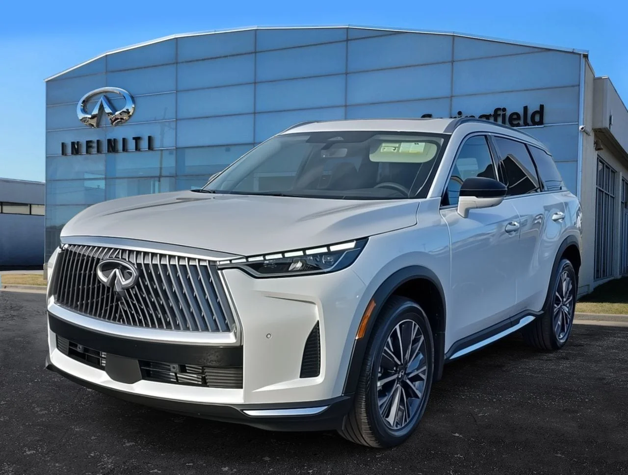 New 2026 RADIANT WHITE INFINITI Luxe AWD image 3