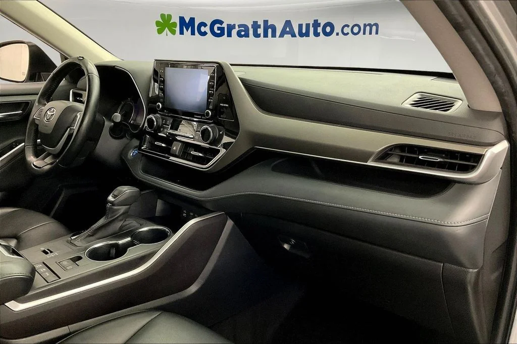 Used 2022 Silver Toyota XLE image 21