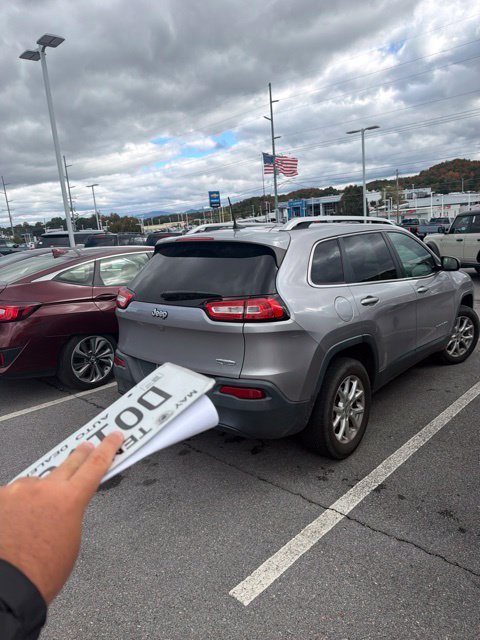 Used 2018 Silver Jeep Latitude image 3