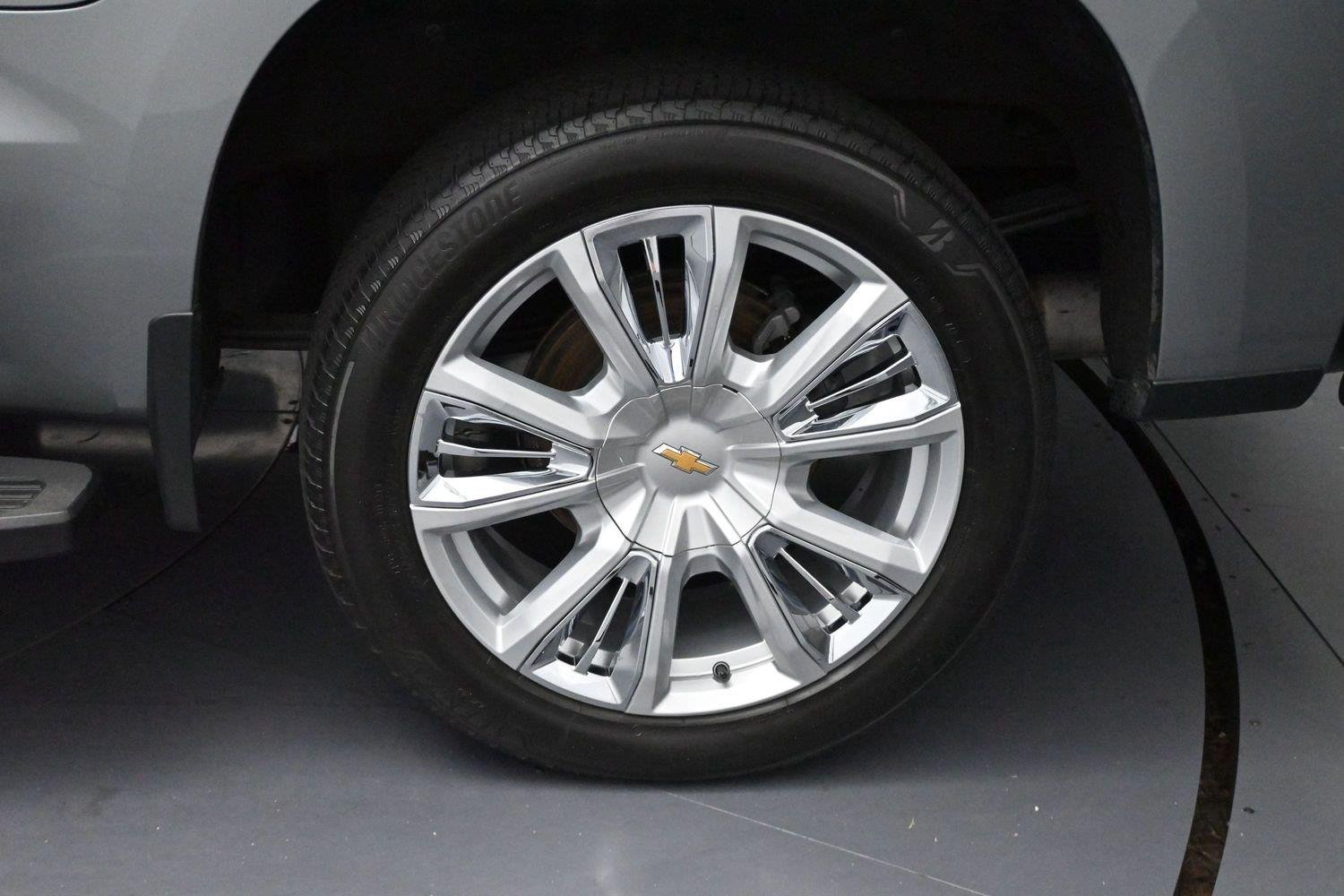 Used 2023 STERLING GRAY METALLIC Chevrolet High Country image 35