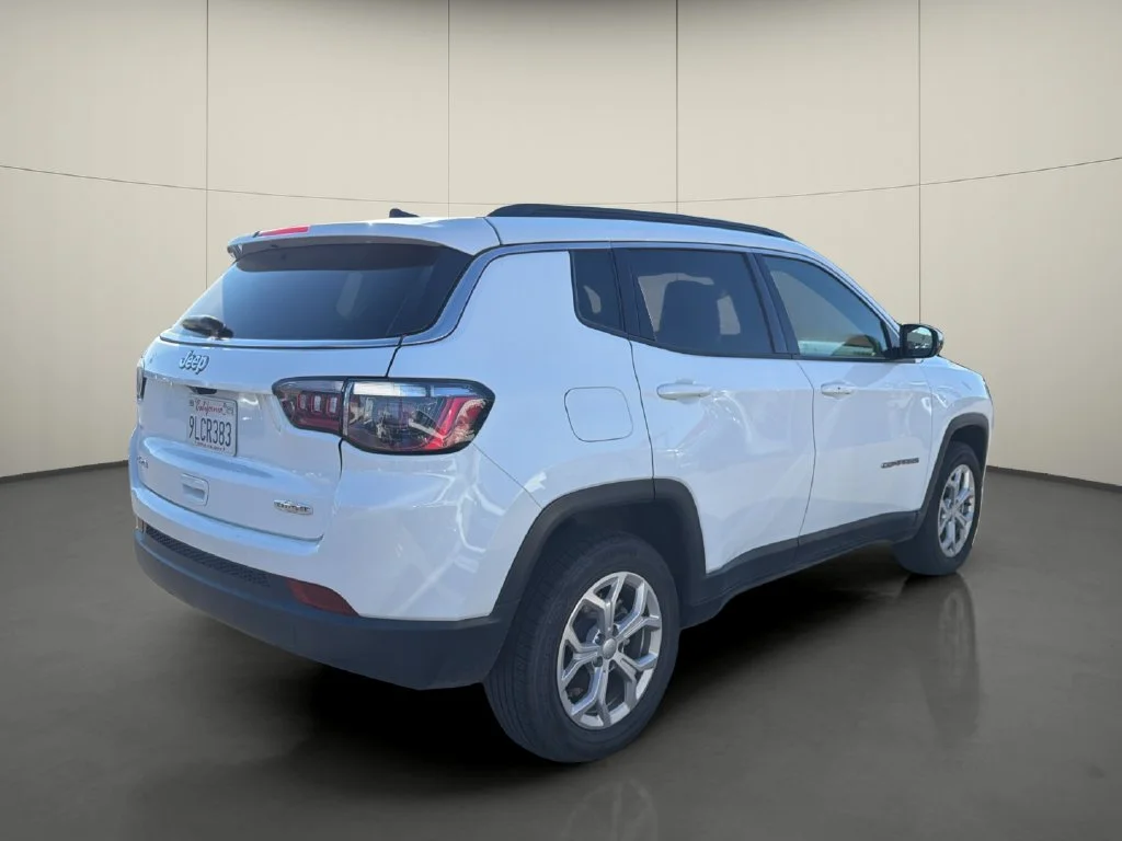 Used 2024 White Jeep Latitude image 7