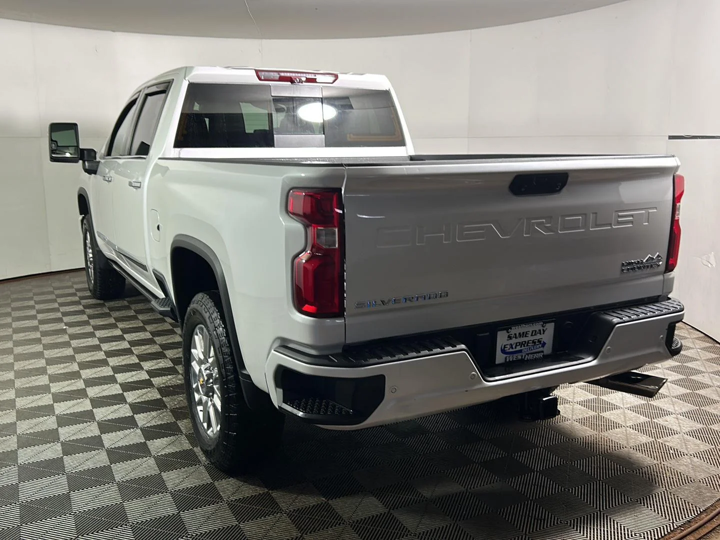 Used 2024 Iridescent Pearl Tricoat Chevrolet High Country image 9