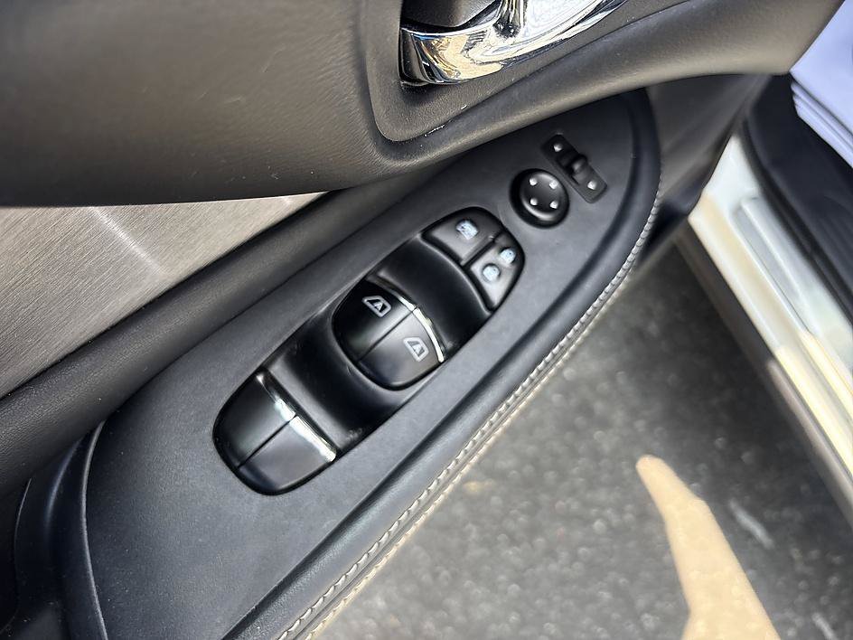 Used 2019 Pearl White Tricoat Nissan SL image 12
