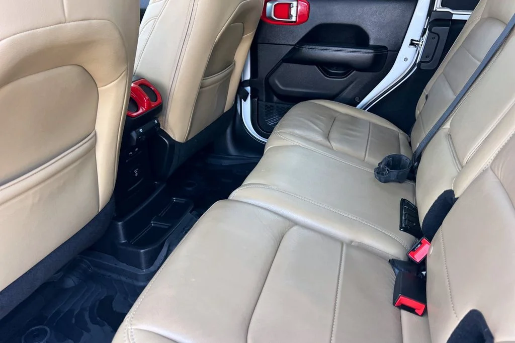 Used 2018 White Jeep Unlimited Sahara image 15