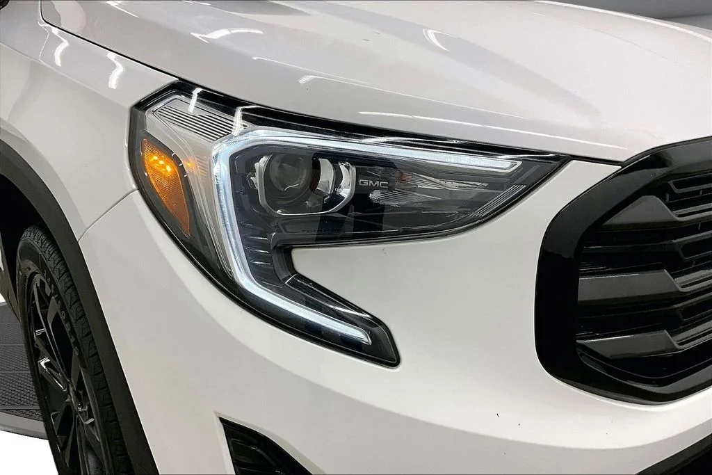 Used 2021 White GMC SLE image 31